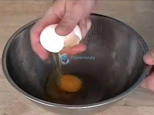 Разбиваем яйца в глубокую посудину