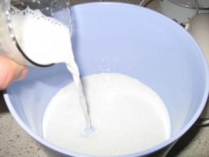 Наливаем молоко в объемную емкость