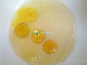 Яйца смешиваем со сгущенкой