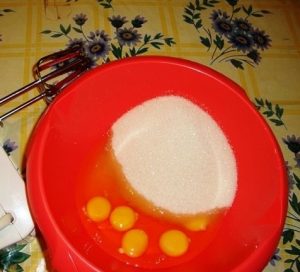 Смешиваем сахар и яйца