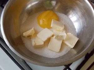 Смешиваем масло сахар и яйцо
