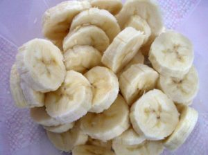 Нарезаем бананы