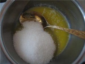 Смешиваем сахар с маслом