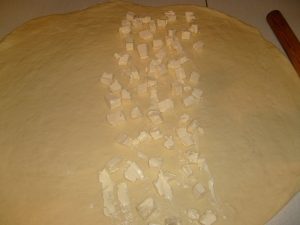 Выкладываем маргарин тесто