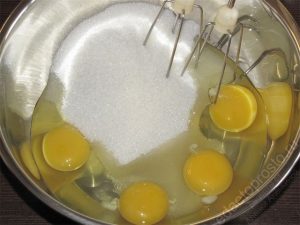 Взбиваем яйца и сахар