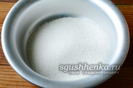 всыпьте сахарный песок и ароматный сахар в миску