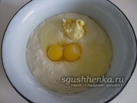 Добавление яиц и масла