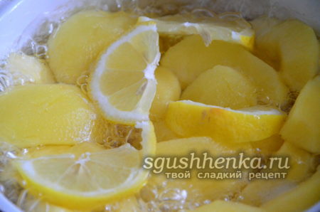 добавление лимона к яблокам