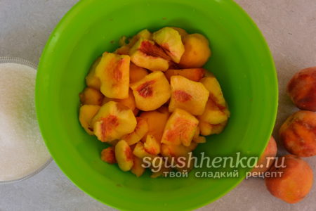 нарезанные персики