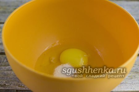 взбивание яиц с солью и сахаром