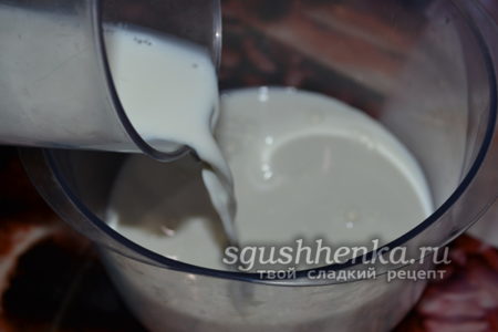 Молоко в миске