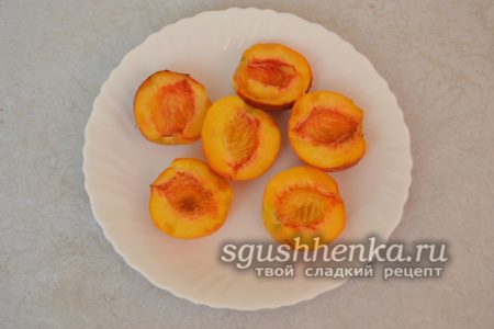 Персики половинками