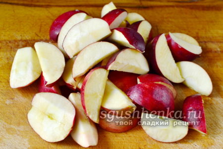 нарезанные яблоки