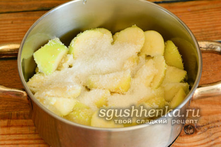 яблоки с сахаром в кастрюле