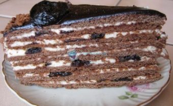 Кусочек торта Чернослив в шоколаде