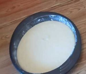 Выливаем тесто в форму для выпечки