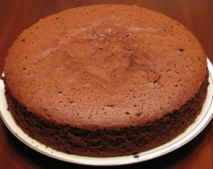 Простой пирог с какао и сгущенкой