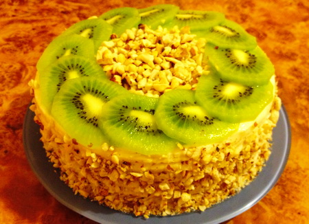 Торт на сковородке со сгущенкой и фруктами