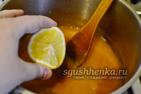 добавляем молотую корицу и сок лимона