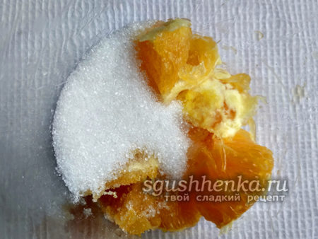 очищенный апельсин выложить в стакан для измельчения, добавить 1 столовую ложку сахара и взбить блендером до состояния пюре