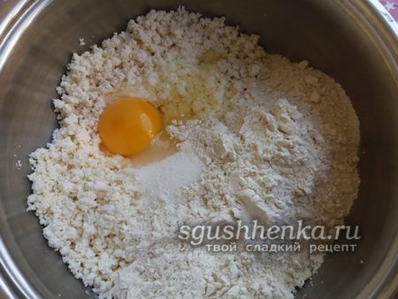 добавляем яйца, сахар и муку