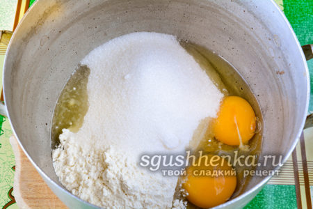 яйца мука и сахар
