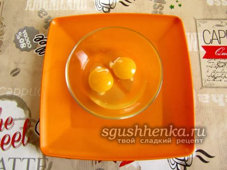 разбить в миску яйца