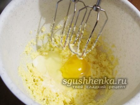 добавить куриное яйцо