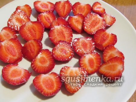 разрезать ягоды на две части