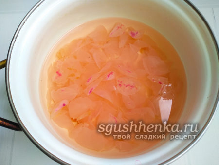 розовые лепестки в воде