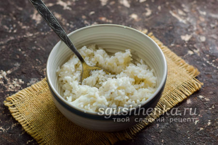 взять рис в миске