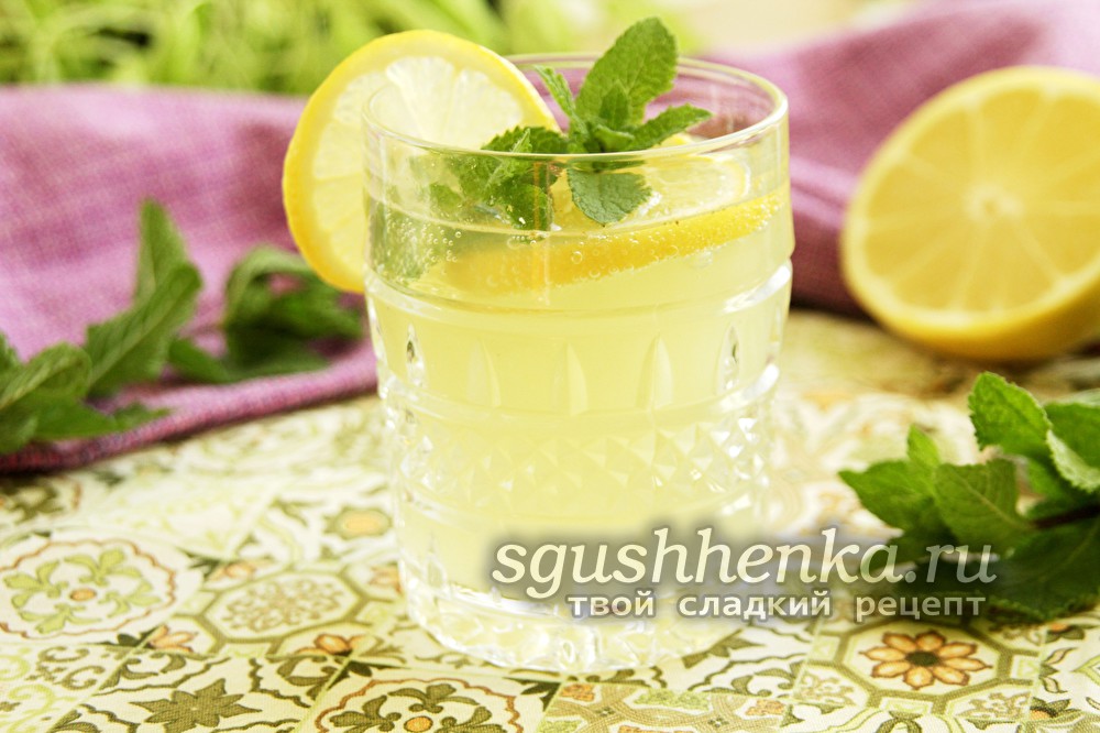 освежающий лимонад из лимона и мяты