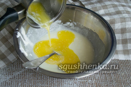 растопленное сливочное масло вылить в миску