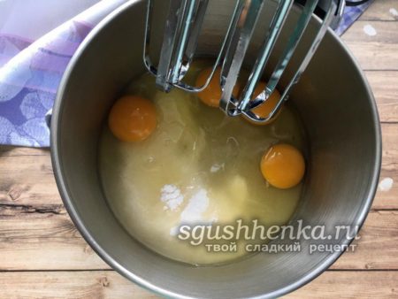 яйца вбить к сахару