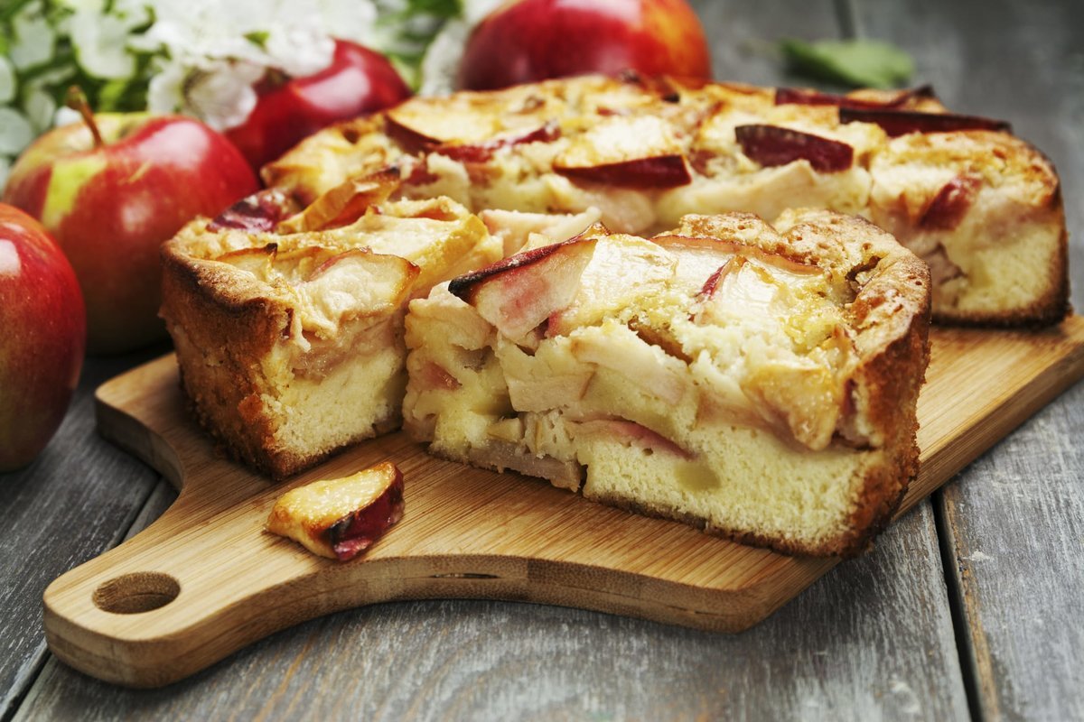 Тертый пирог с яблоками и корицей