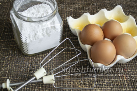 яйца и сахарная пудра