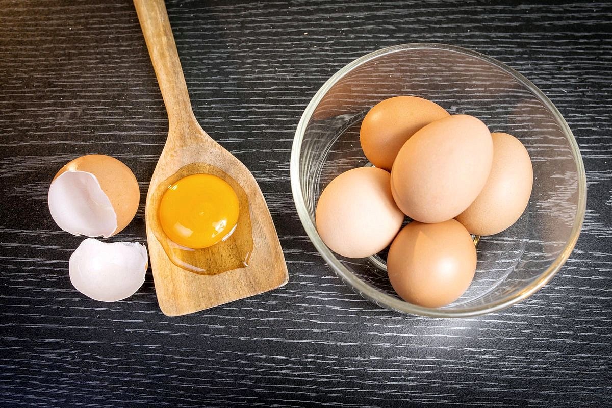 Как правильно разбить яйцо - самые простые способы