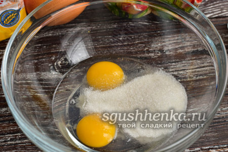всыпать сахар к яйцам
