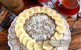 банановый торт без выпечки с печеньем, сметаной, желатином и творогом