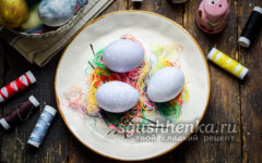 Как покрасить яйца при помощи ниток
