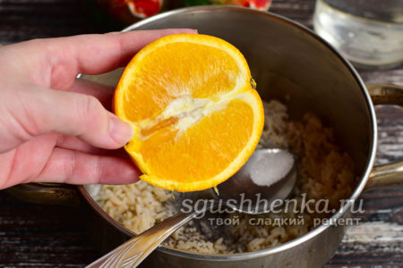 выдавить сок из апельсина